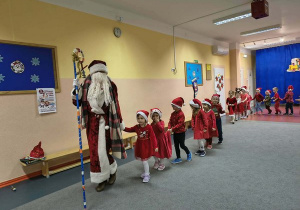 Wesoła zabawa Pszczółek z Mikołajem.