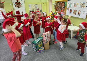 Radość dzieci z otrzymanych prezentów.