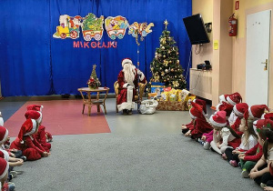 Dzieci słuchają opowiadania Mikołaja.