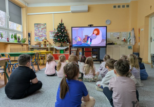 dzieci ogłądają animację