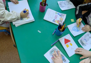 dzieci wypełniają wyzwanie z innowacji