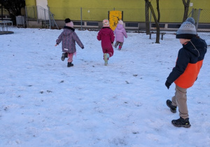 zabawa ruchowa na śniegu