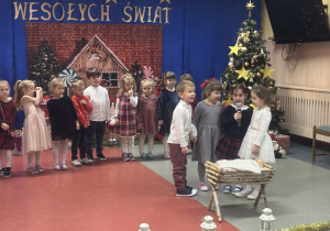 Dzieci recytują wiersze.