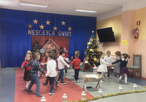 Wspólny taniec dzieci.