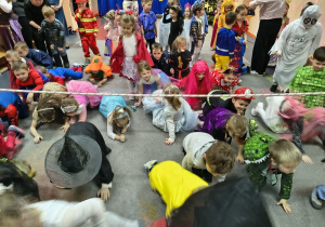 Zabawa ruchowa - przechodzenie pod liną.