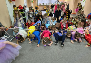 Zabawa ruchowa - przechodzenie pod liną.