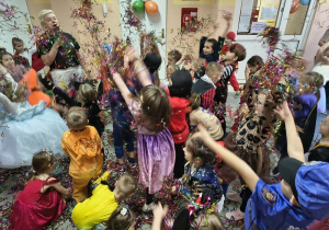 Wesoła zabawa dzieci podczas balu.