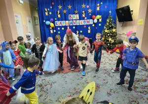 Taniec dzieci w kole.