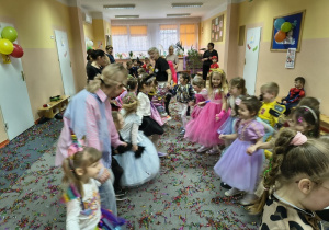 Wesoła zabawa dzieci podczas balu.