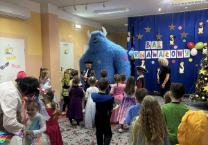 Wesoła zabawa dzieci podczas balu.