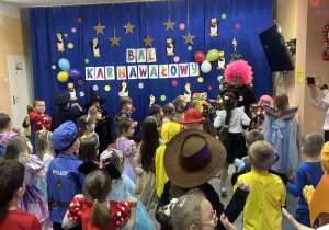 Wspólne tańce dzieci.