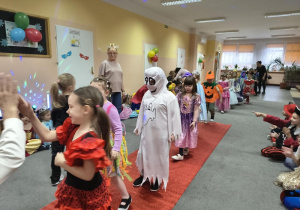 Pokaz mody w wykonaniu przedszkolaków.