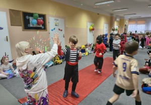 Pokaz mody w wykonaniu przedszkolaków.