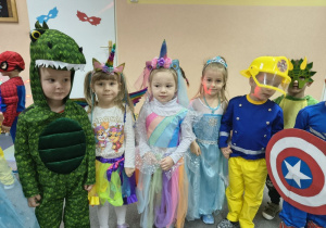 Dzieci z grupy Pszczółki na balu.