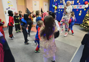 Wesołe zabawy dzieci podczas balu.