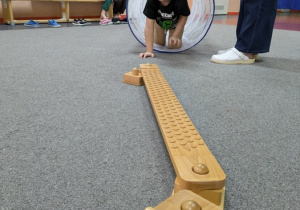 Antoś przechodzi przez tunel