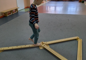 Wojtek na ścieżce sensorycznej