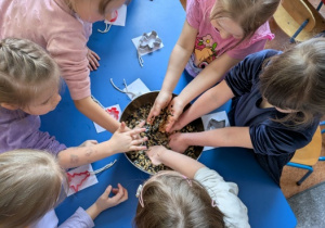 dziewczynki mieszają ziarna