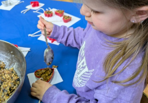 Marysia wykonuje zawieszkę