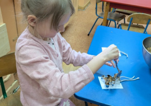 Lila wykonuje zawieszkę