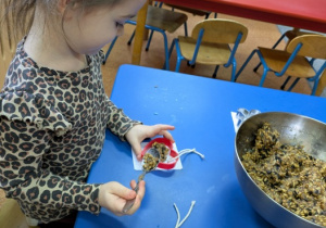 Hania wykonuje zawieszkę