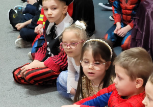 Dzieci oczekują na bal.