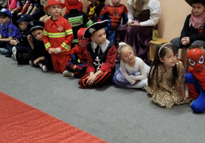 Dzieci oczekują na bal.