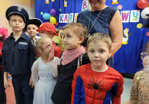 Dzieci w strojach karnawałowych.