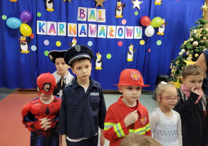 Dzieci w strojach karnawałowych.