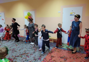 Dzieci tańczą w kole.