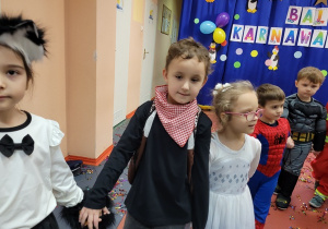 Taneczny korowód dzieci.