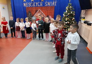 Dzieci prezentują wiersze i kolędy.