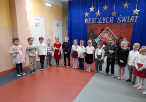 Dzieci prezentują wiersze i kolędy.