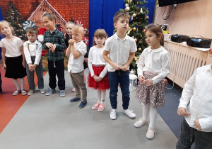 Dzieci prezentują wiersze i kolędy.