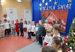 Dzieci prezentują wiersze i kolędy.