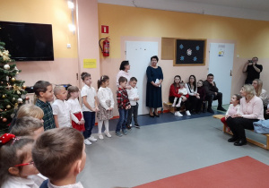 Rodzice słuchają występu dzieci.