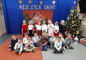 Grupowe zdjęcie dzieci.