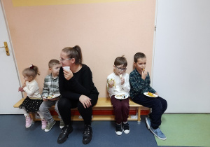 Wspólny poczęstunek.