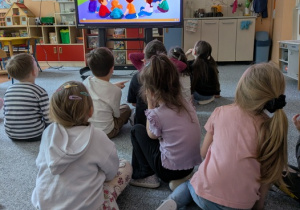 dzieci zapoznają się z opowiadaniem