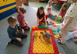 zabawa z dinozaurami