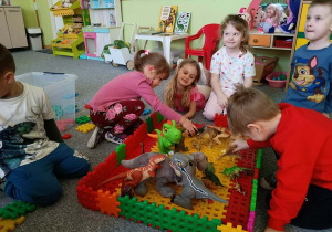 zabawa z dinozaurami