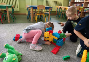 zabawa z dinozaurami