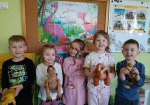 Dzieci prezentują swoje dinozaury.