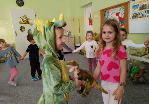 zabawa taneczna z dinozaurem