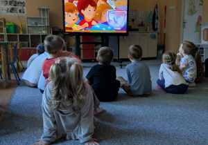 dzieci oglądają animację