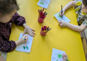 dzieci kolorują wyzwanie projektowe