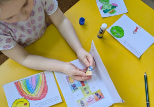 Tosia uzupełnia książeczka projektową