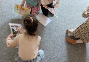 dzieci układają opowiadnie