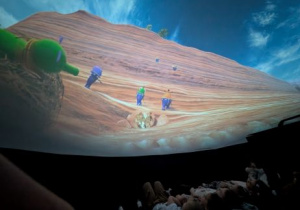 dzieci ogladają seans