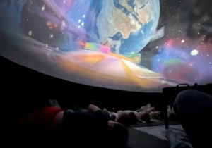 dzieci ogladają seans